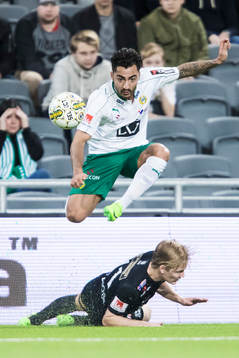 Hammarbys Jiloan Hamad i kamp om bollen med Varbergs Billy