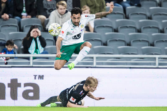 Hammarbys Jiloan Hamad i kamp om bollen med Varbergs Billy