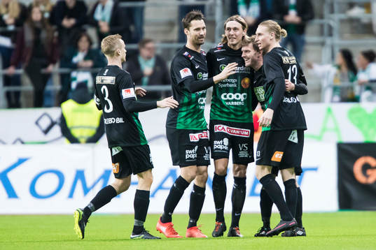 Varbergs Karl Söderström jublar med Eric Nilsson , Joakim Lindner , Peter Nyström och Pär Asp efter 0-2