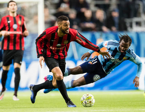Djurgårdens Amadou Jawo faller efter en tackling av Brommapojkarnas Kyle Konwea