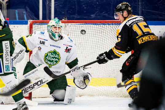 Panterns Alex Wemmenborn oroar framför Björklövens