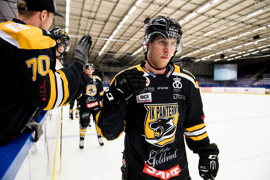 Panterns Alex Wemmenborn jublar med båset