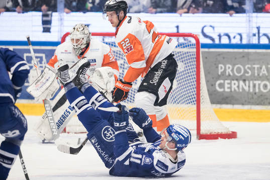 Leksands Martin Karlsson faller framför Karlskronas