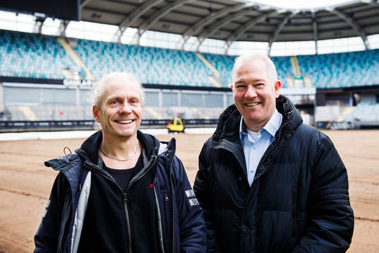 Planskötare Janne Lungberg och I Turf Managements Andy Cole poserar för ett porträtt