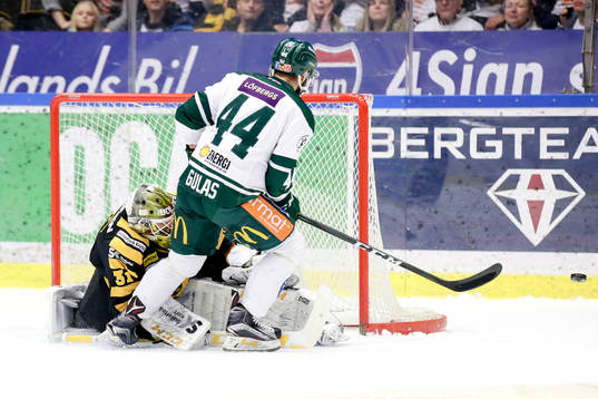 Skellefteås målvakt Joni Ortio räddar ett friläge från