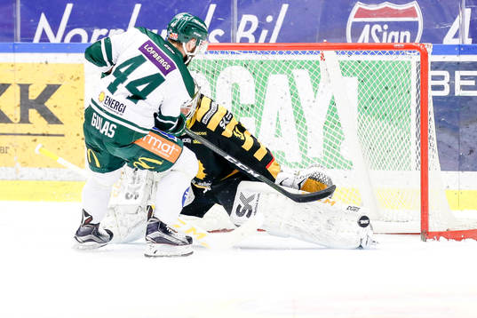 Skellefteås målvakt Joni Ortio räddar en straff från