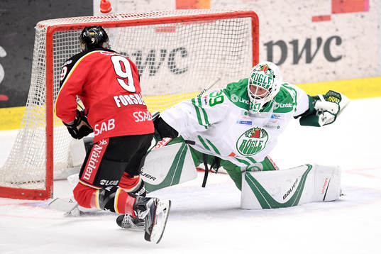 Rögles målvakt Anders Lindbäck räddar ett friläge