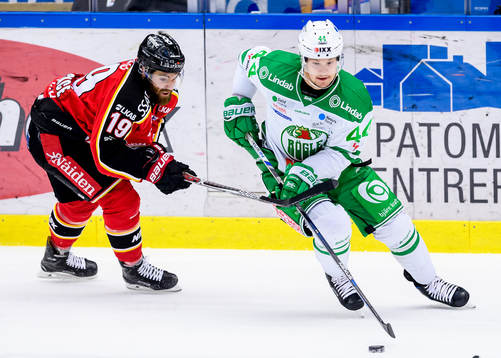 Rögles Matt Fraser jagas av Luleås Jacob Lagacé