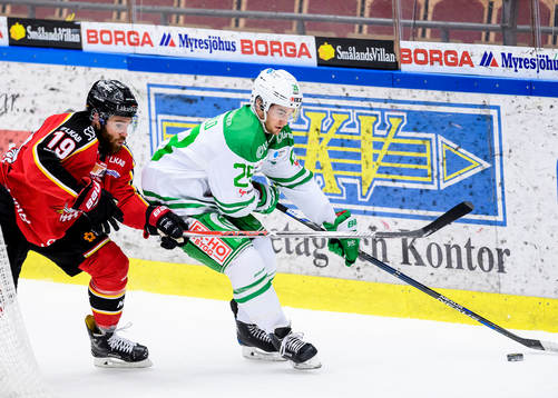 Rögles Ludvig Elvenes jagas av Luleås Jacob Lagacé