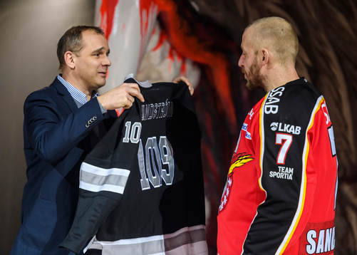 s sportchef Johan Hemlin delar ut en tröja till Luleås