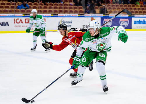 Rögles Ludvig Claesson med pucken