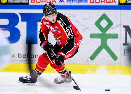 Luleås Bill Sweatt med pucken