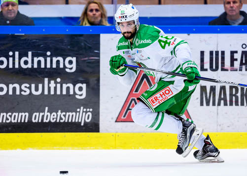 Rögles Kevin Marshall med pucken