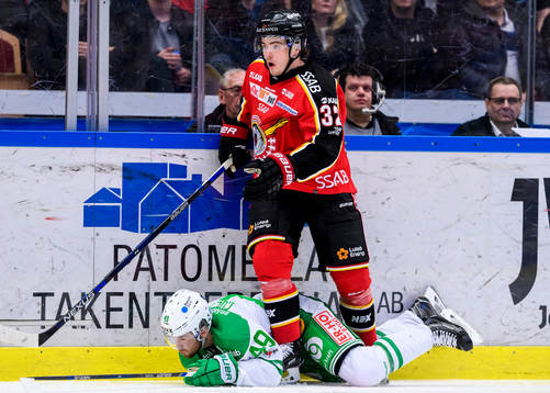 Luleås Oscar Engsund tacklar Rögles Sebastian Collberg