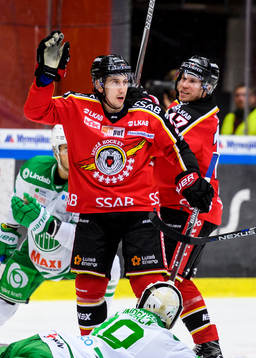 Luleås Daine Todd (v) jublar