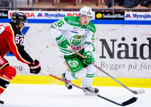 Rögles Filip Karlsson med pucken