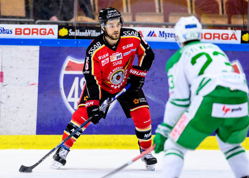 Luleås Craig Schira med pucken