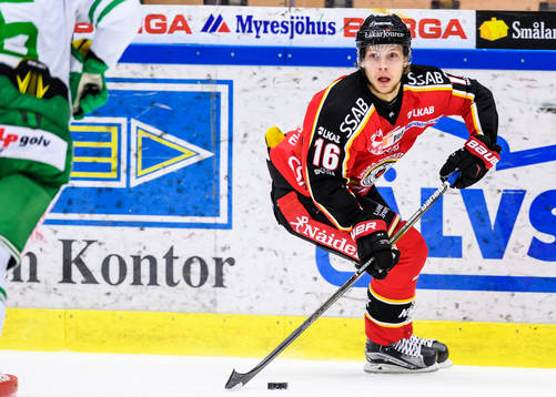 Luleås Einar Emanuelsson med pucken