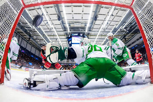 Luleås Daine Todd gör 2-0 bakom Rögles målvakt Anders