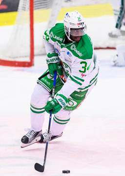 Rögles Edwin Hedberg med pucken