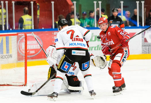 Timrås Jonathan Dahlén i närkamp framför Modos  mål