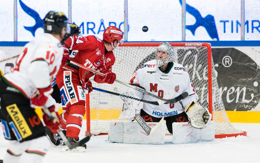 Timrås Jonathan Dahlén i närkamp framför Modos målvakt