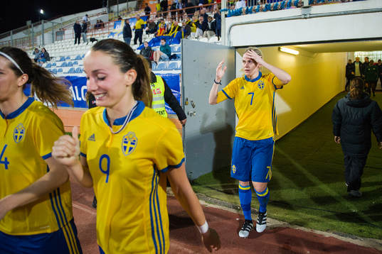 Sveriges Kosovare Asllani och Lisa Dahlkvist tar sig ut för andra halvlek