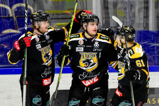Panterns Kim Rosdahl, Johan Björk och Martin Janolhs jublar