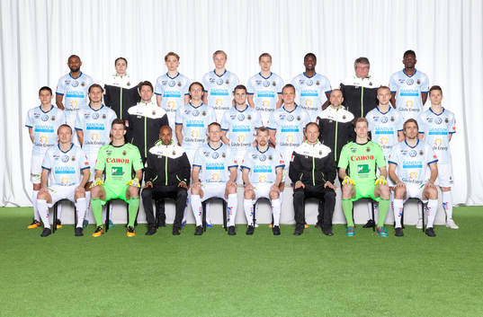  Bakre ledet fr. v. Rene Makondele, fysioterapeut Elin Uusitalo, Adrian Bjelkendahl Haaranen, Adam Bergmark Wiberg, Albin Lohikangas, Tshutshu Tshakasua, materialare Ronnie Pyykkö, Kwame Bonsu. Mittenledet fr. v. Kevin Persson, Jacob Hjelte, Mattias Hugosson, Samuel Gussman, Jesper Björkman, Jens Portin, fystränare Johan Holmström, Christian Ljungberg, Anton Lans. Sittande fr. v. Jesper Floren, August Strömberg, assisterande tränare Marcus Bengtsson, Martin Rauschenberg, Jonas Lantto, tränare Thomas Andersson, Viktor Frodig, Johan Oremo. Gefles Gefle IF poserar för ett porträtt den 1 Mars 2017 i Gävle.
