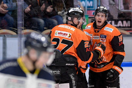 Karlskronas Marcus Paulsson jublar med lagkamrater