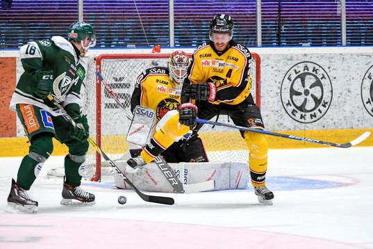 Färjestads Andreas Jämtin och Luleås målvakt Filip