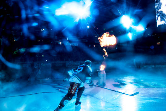 Färjestads Gustaf Thorell innan ishockeymatchen i SHL