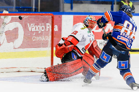 Växjös Adam Brodecki oroar framför Örebros målvakt