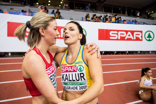 Norges Isabelle Pedersen och Sveriges Susanna Kallur kramar om varandra