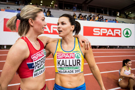 Norges Isabelle Pedersen och Sveriges Susanna Kallur kramar om varandra