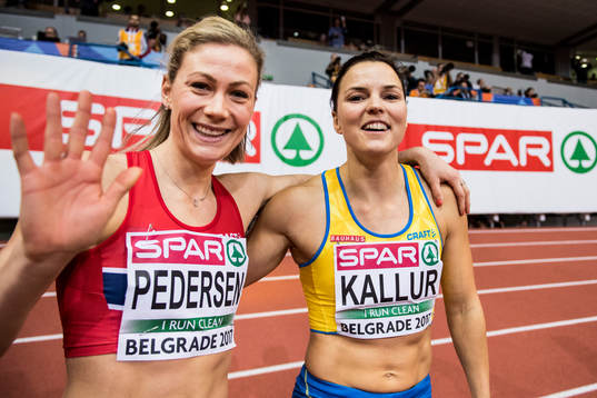 Norges Isabelle Pedersen och Sveriges Susanna Kallur kramar om varandra
