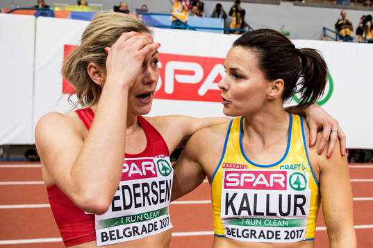 Norges Isabelle Pedersen och Sveriges Susanna Kallur kramar om varandra
