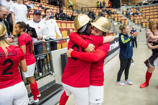 Lindahls Michelle Rojas Flores och Ida Hedstad  jublar till guldet i SM-finalen för damer i futsal  mellan Göteborg och Lindahl den 4 mars 2017 i Helsingborg.