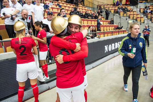 Lindahls Michelle Rojas Flores och Ida Hedstad  jublar till guldet i SM-finalen för damer i futsal  mellan Göteborg och Lindahl den 4 mars 2017 i Helsingborg.