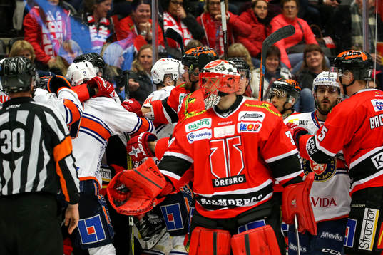 Slagsmål bakom Örebros målvakt Julius Hudacek