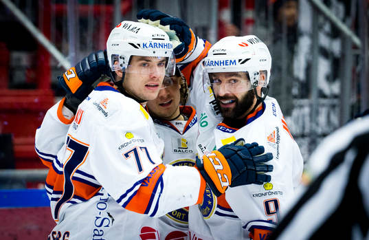 Växjös Pontus Netterberg gör 2-2 och jublar