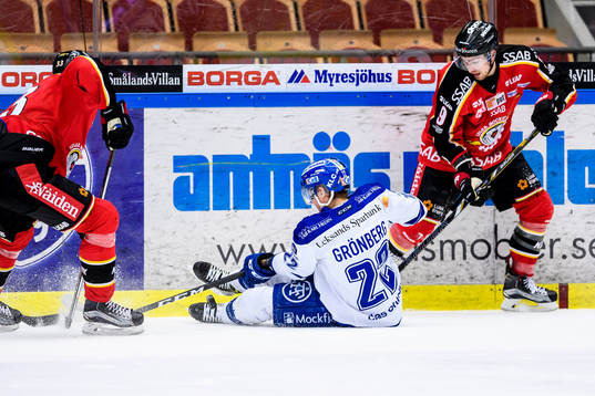 Leksands Martin Grönberg sittandes på isen