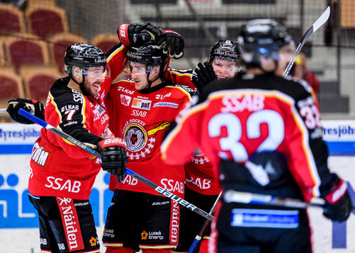 Luleås Bill Sweatt (m) jublar