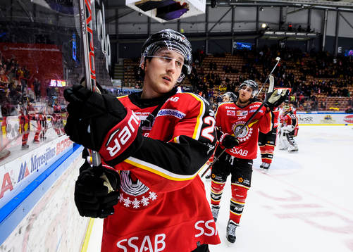 Luleås Bill Sweatt tacklar publiken