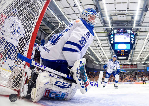 Leksands målvakt Atte Engren tappar in Luleås Craig