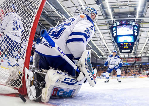 Leksands målvakt Atte Engren tappar in Luleås Craig