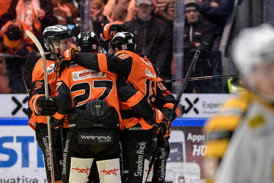 Karlskronas Mattias Guter jublar med lagkamrater