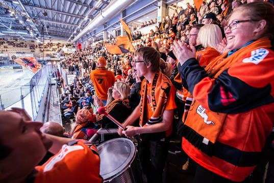 Karlskrona supportrar innan ishockeymatchen i SHL mellan