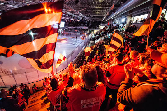 Karlskrona supportrar innan ishockeymatchen i SHL mellan