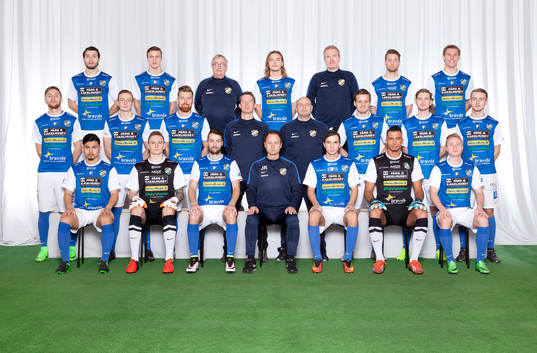 Oddevold poserar för en lagbild den 4 mars 2017 i Uddevalla. Bakre ledet fr. v. Imer Beqiri, Emil Niklasson, lagledare Ronny Albinsson, Hampus Furublad, massör Linus Östling, Rickard Johansson, Victor Edwardssen. Mittenledet fr. v. Daniel Ahonen, Eric Kallberg, Robert Kjellman, målvaktstränare Mikael Frick, assisterande tränare Jimmy Karlsson, Felix Pettersson, Bragi Bergsson, Andreas Bergman.